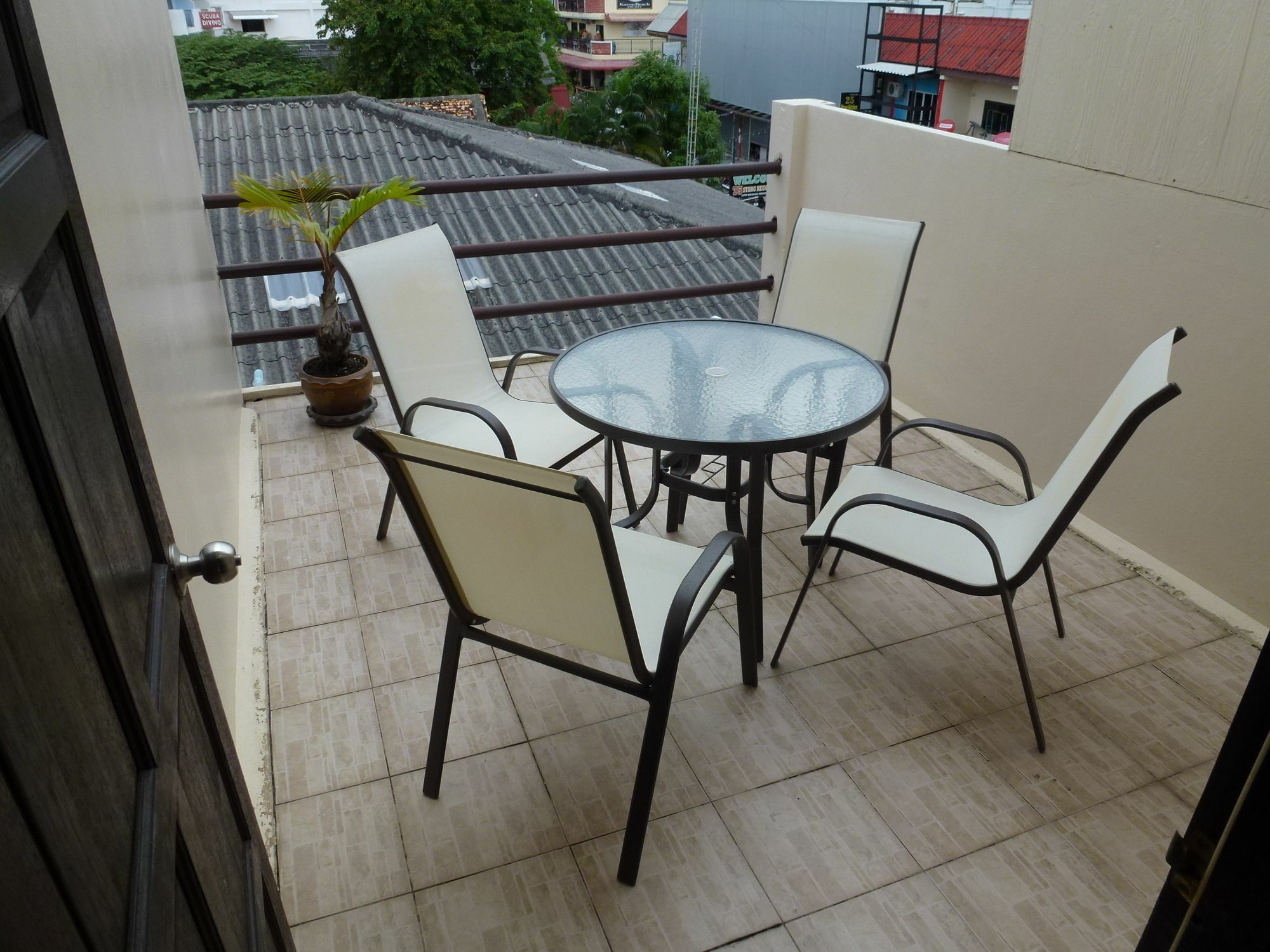 เบลแมนส์ เรสเตอร์รอง แอนด์ เกสท์เฮ้าส์ Hotel Karon ภายนอก รูปภาพ